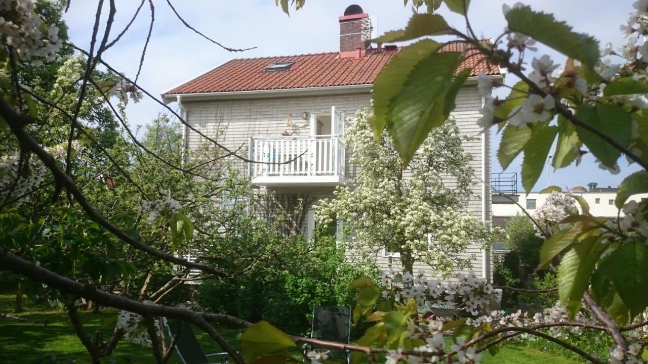 Ljust Boende, Egen Ingang Och Traedgard I Centrum Varberg Dış mekan fotoğraf